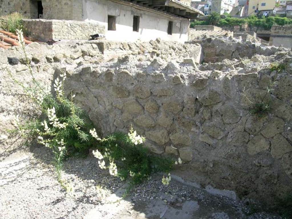 IV.4/3, Herculaneum, May 2005.
Upper floor, looking north towards III.11 (white building, in centre), and fullonica at IV.5/6/7, on right.
Photo courtesy of Nicolas Monteix.